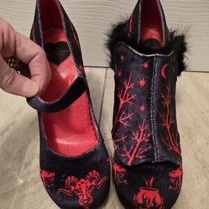 Funky chunky spooky heels with removable faux fur gaiters size 6.5
